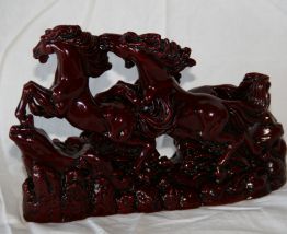 chevaux du bonheur résine rouge