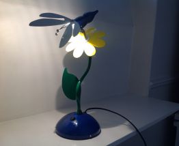 Lampe veilleuse en forme de fleur.