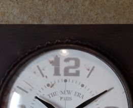 Horloge vintage en boite métal
