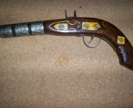 PISTOLET DE PIRATE FACTICE DECORATIF BOIS METAL ET ETAIN 