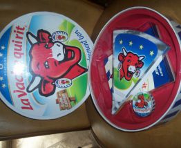 GROSSE BOITE  + LIVRE + 29 RECETTES + MAGNET VACHE QUI RIT 