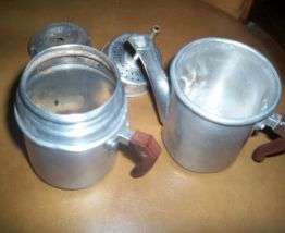 PETITE CAFETIERE POUR 2 TASSES période 1950/60 