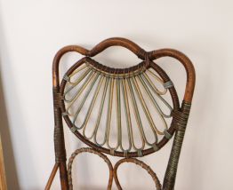 Chaise vintage en osier colorée