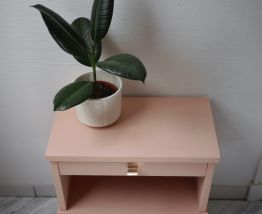 Adorable chevet vintage saumon