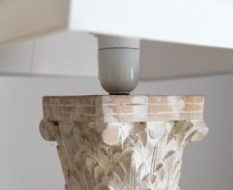 Lampe piètement bois sculpté patiné blanc