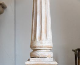 Lampe piètement bois sculpté patiné blanc