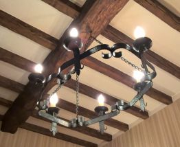 Grand lustre ferroné avec ses appliques, type gothique, années 50