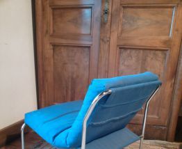 Ensemble de 5 fauteuils en tissus bleu et armature acier, type Herlag 