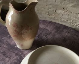 Broc et bassine en terre de fer dentelles