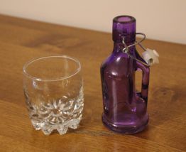Petite bouteille couleur violette