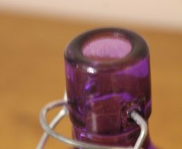 Petite bouteille couleur violette