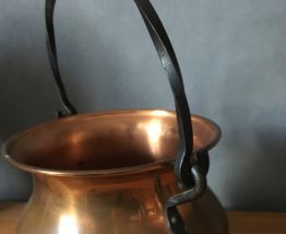 Chaudron en cuivre rouge martelé