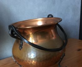 Chaudron en cuivre rouge martelé