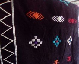 tapis berbère marocain (noir et rouge)