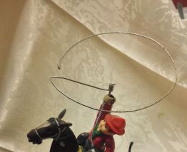Jouet en tôle cavalier au lasso