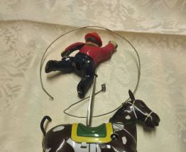 Jouet en tôle cavalier au lasso