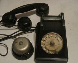 Ancien téléphone en bakélite noir mat