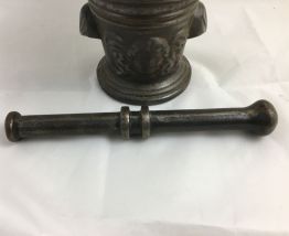 BEAU MORTIER EN FONTE AVEC ANGE