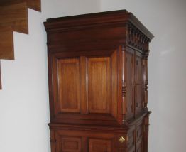 Armoire en noyer massif
