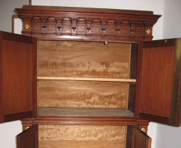 Armoire en noyer massif