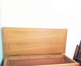 Banc coffre à jouets vintage en bois et rotin 70's