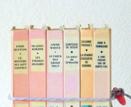 Livres Bibliothèque rose ficelés à mettre en scène pour une déco vintage  Années 60 