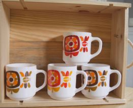 Lot de 4 mugs Mobil Arcopal et pichet 70's