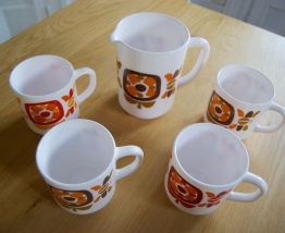 Lot de 4 mugs Mobil Arcopal et pichet 70's