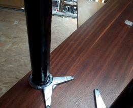 2 consoles bois massifacier noir satine vernis, pied reglabl