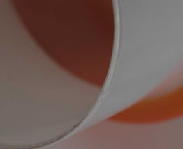 Suspension en opaline blanche et orange des années 70