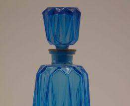 flacon bleu en verre ciselé