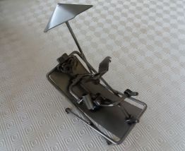 Personnage dans sa chaise longue