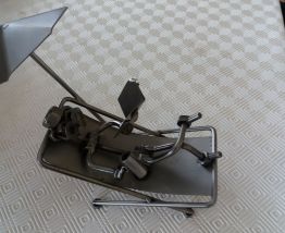 Personnage dans sa chaise longue