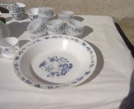 Grand plat Arcopal fleurs bleues ANTAR Vintage