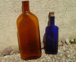 lot  de  2 bouteilles  anciennes