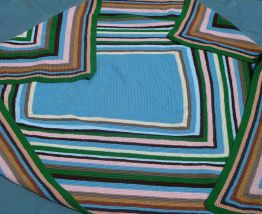 dessus  lit , plaid  , crochet  Ancien vintage