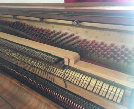 Piano droit avec marqueterie fleurie