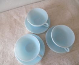 tasses bleu lagon avec soucoupes