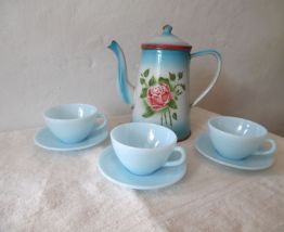 tasses bleu lagon avec soucoupes