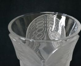 Vase en verre dépoli au motif de papillon en relief