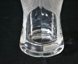 Vase en verre dépoli au motif de papillon en relief