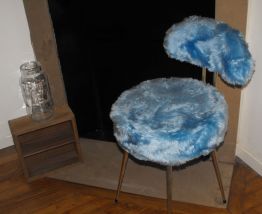 Chaise moumoute bleue