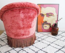 Fauteuil crapaud en velours bordeaux années 60