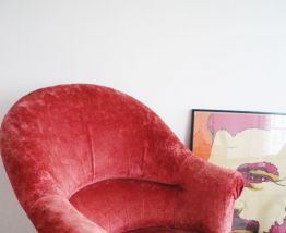 Fauteuil crapaud en velours bordeaux années 60