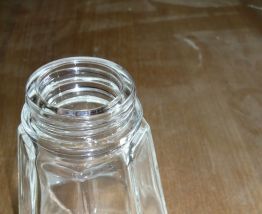 Salière de comptoir en verre épais/plastique vintage