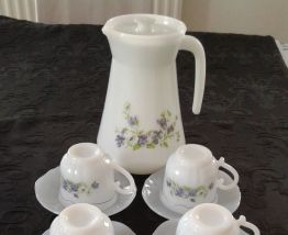 6 tasses à café+ 6 soucoupes + broc