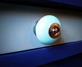 Le meuble aux poignées bleues 