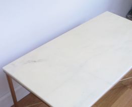 Table basse en marbre pieds en laiton dorés