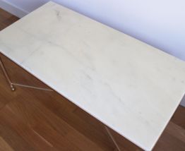Table basse en marbre pieds en laiton dorés