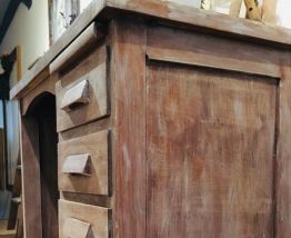 Ancien bureau à tiroirs